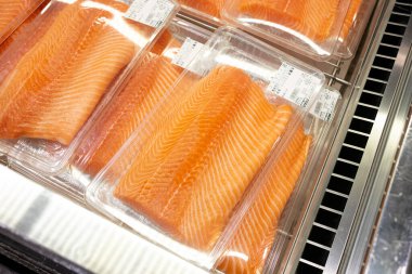 Costco Deniz Ürünleri Bölümü Plastik Konteynırında Taze Somon Bifteği Kesimi