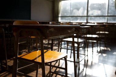 Boş Japon Sınıfı Ahşap Masalı, Sıcak Güneş Işığı ve dramatik Gölgeler Banyosu