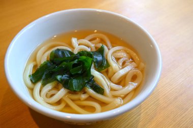 Geleneksel bir Japon yemeği olan Wakame yosunlu udon eriştesi.