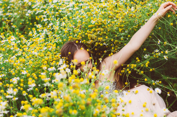 Portrait of smiling young girl in chamomile field