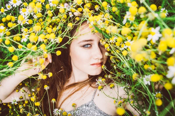Портрет молодой девушки с веснушками — стоковое фото