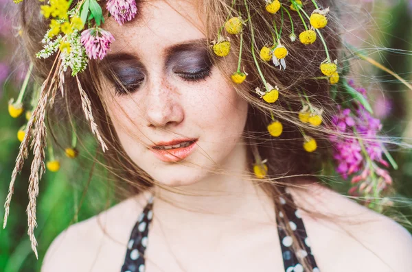 Портрет молодой девушки с закрытыми глазами — стоковое фото
