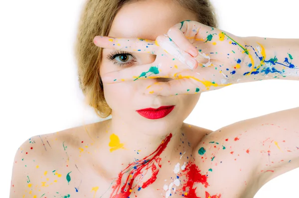 Retrato colorido de mujer con los dedos cerca de los ojos en pintura con labios rojos — Foto de Stock