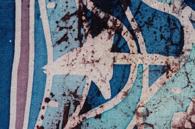 Dalgalar ve oklar, sıcak batik, arka plan dokusu, ipek üzerinde el yapımı