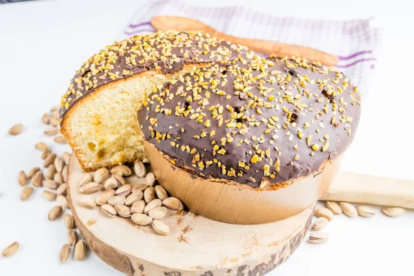 Fıstıklı İtalyan panettonu.