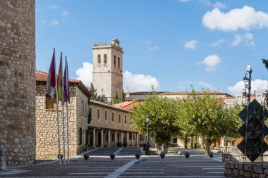 Torija, İspanya, - 11 Ekim 2025: İspanya 'nın Guadalajara ilindeki tarihi Torija kasabasındaki binaların ayrıntıları