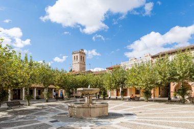 Torija, İspanya, - 11 Ekim 2025: İspanya 'nın Guadalajara ilindeki tarihi Torija kasabasındaki binaların ayrıntıları