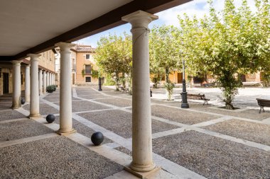 Torija, İspanya, - 11 Ekim 2025: İspanya 'nın Guadalajara ilindeki tarihi Torija kasabasındaki binaların ayrıntıları