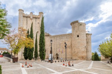 Torija, İspanya, - 11 Ekim 2025: İspanya 'nın Guadalajara ilindeki tarihi Torija kasabasındaki binaların ayrıntıları