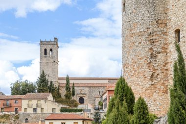 Torija, İspanya, - 11 Ekim 2025: İspanya 'nın Guadalajara ilindeki tarihi Torija kasabasındaki binaların ayrıntıları