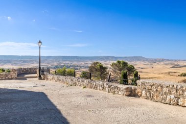 Hita, İspanya, - 11 Ekim 2025: İspanya 'nın Guadalajara ilindeki Hita kasabasının tarihi merkezindeki binaların ayrıntıları