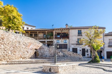 Hita, İspanya, - 11 Ekim 2025: İspanya 'nın Guadalajara ilindeki Hita kasabasının tarihi merkezindeki binaların ayrıntıları