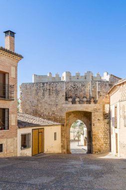 Hita, İspanya, - 11 Ekim 2025: İspanya 'nın Guadalajara ilindeki Hita kasabasının tarihi merkezindeki binaların ayrıntıları