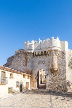 Hita, İspanya, - 11 Ekim 2025: İspanya 'nın Guadalajara ilindeki Hita kasabasının tarihi merkezindeki binaların ayrıntıları