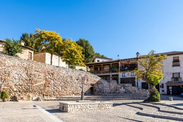 Hita, İspanya, - 11 Ekim 2025: İspanya 'nın Guadalajara ilindeki Hita kasabasının tarihi merkezindeki binaların ayrıntıları