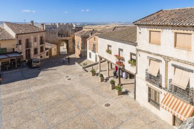 Hita, İspanya, - 11 Ekim 2025: İspanya 'nın Guadalajara ilindeki Hita kasabasının tarihi merkezindeki binaların ayrıntıları