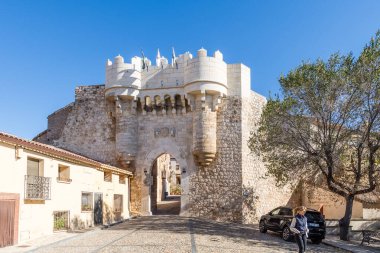 Hita, İspanya, - 11 Ekim 2025: İspanya 'nın Guadalajara ilindeki Hita kasabasının tarihi merkezindeki binaların ayrıntıları