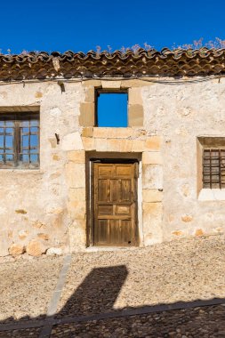 Hita, İspanya, - 11 Ekim 2025: İspanya 'nın Guadalajara ilindeki Hita kasabasının tarihi merkezindeki binaların ayrıntıları