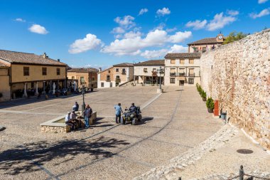 Hita, İspanya, - 11 Ekim 2025: İspanya 'nın Guadalajara ilindeki Hita kasabasının tarihi merkezindeki binaların ayrıntıları