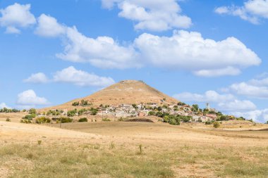 Hita, İspanya, - 11 Ekim 2025: İspanya 'nın Hita kentindeki hasat edilmiş tahıl tarlalarından Guadalajara eyaletinin Hita kasabasının manzarası