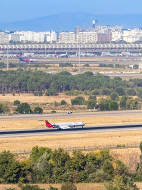 Mdrid, İspanya - 07 Ekim 2025: İspanya 'nın Madrid kentindeki Adolfo Suarez Madrid Barajas Havalimanı' ndan kalkan bir İberya uçağı.