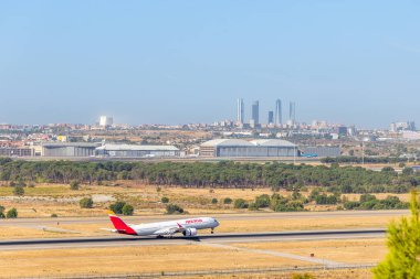 Mdrid, İspanya - 07 Ekim 2025: İspanya 'nın Madrid kentindeki Adolfo Suarez Madrid Barajas Havalimanı' ndan kalkan bir İberya uçağı.