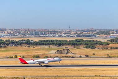 Mdrid, İspanya - 07 Ekim 2025: İspanya 'nın Madrid kentindeki Adolfo Suarez Madrid Barajas Havalimanı' ndan kalkan bir İberya uçağı.