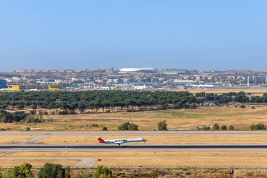 Mdrid, İspanya - 07 Ekim 2025: İspanya 'nın Madrid kentindeki Adolfo Suarez Madrid Barajas Havalimanı' ndan kalkan bir İberya uçağı.