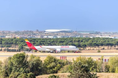Madrid, İspanya - 07 Ekim 2025: Madrid, İspanya 'daki Adolfo Suarez Madrid Barajas Havalimanı' ndan kalkan bir İberya uçağı.