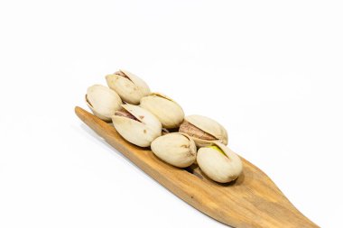 Beyaz arka planda izole edilmiş bir yığın fıstık.