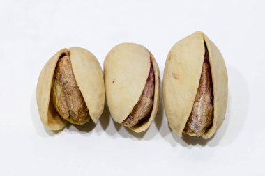 Beyaz arka planda izole edilmiş bir yığın fıstık.