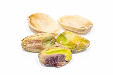 Beyaz arka planda izole edilmiş bir yığın fıstık.