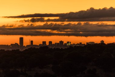 Madrid 'in gündoğumu manzarası sabah sisinin içinden yükseliyor.
