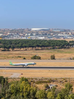 Madrid, İspanya - 07 Ekim 2025: Madrid, İspanya 'daki Adolfo Suarez Madrid Barajas Havalimanı' ndan kalkan bir Binter uçağı.