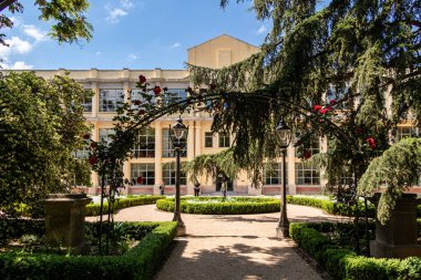 Madrid, İspanya, - 03 Mayıs 2021: Madrid 'deki Finca de Vista Alegre adlı halk bahçeleri, İspanya