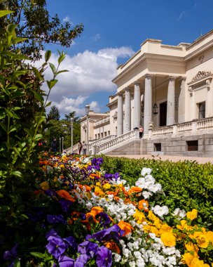 Madrid, İspanya, - 03 Mayıs 2021: Madrid 'deki Finca de Vista Alegre adlı halk bahçeleri, İspanya