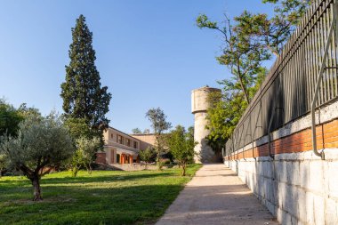 Madrid, İspanya - 10 Ekim 2022 Madrid 'deki Finca de Vista Alegre adlı halk bahçeleri, İspanya