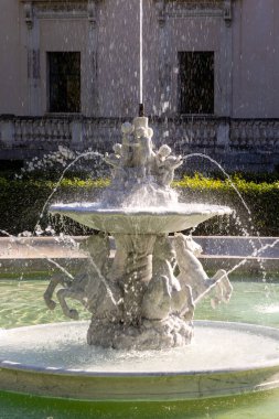 Madrid, İspanya - 10 Ekim 2022 Madrid 'deki Finca de Vista Alegre adlı halk bahçeleri, İspanya