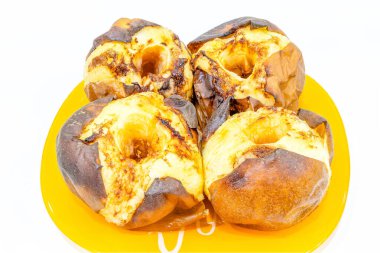 Reineta elmaları kızartma makinesinde kızardı.