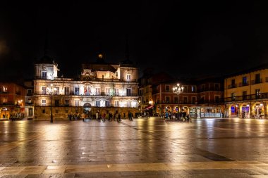 Leon, İspanya, 16 Kasım 2025: Leon 'un ana meydanına bakan insanlar Leon, İspanya' da kaldırımlarında huzur içinde geziniyor.