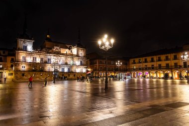 Leon, İspanya, 16 Kasım 2025: Leon 'un ana meydanına bakan insanlar Leon, İspanya' da kaldırımlarında huzur içinde geziniyor.