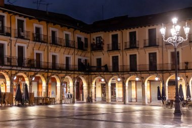 Leon, İspanya, 16 Kasım 2025: Leon 'un ana meydanına bakan insanlar Leon, İspanya' da kaldırımlarında huzur içinde geziniyor.