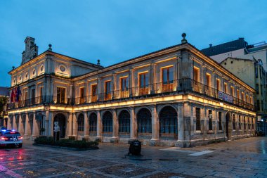 Leon, İspanya, 16 Kasım 2025: San Marcelo Meydanı, yağmurdan dolayı toprak ıslanmış ve insanlar Leon, İspanya 'da sokakta geziniyor.