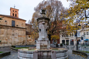 Leon, İspanya, 16 Kasım 2025: San Marcelo Meydanı, yağmurdan dolayı toprak ıslanmış ve insanlar Leon, İspanya 'da sokakta geziniyor.