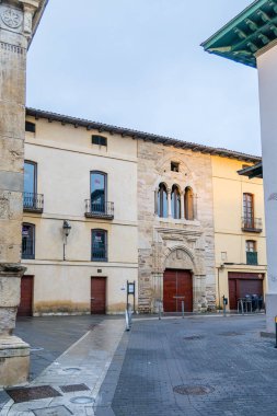 Leon, İspanya, 16 Kasım 2025: Yağmurdan sonra Leon 'un tarihi merkezinde sokaklar ıslandı ve insanlar Leon, İspanya' da kaldırımlarda geziniyor.