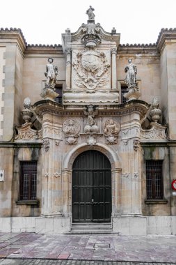 Leon, İspanya, 16 Kasım 2025: Leon 'lu San Isidoro Bazilikası, yağmurdan sırılsıklam olmuş ve insanlar Leon, İspanya' da sokakta geziniyor.