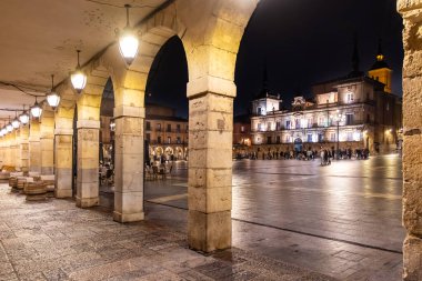 Leon, İspanya, 16 Kasım 2025: Leon 'un ana meydanına bakan insanlar Leon, İspanya' da kaldırımlarında huzur içinde geziniyor.