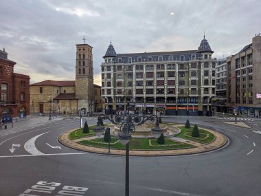 Leon, İspanya, 16 Kasım 2025: Yağmurdan sonra Leon 'un tarihi merkezinde sokaklar ıslandı ve insanlar Leon, İspanya' da kaldırımlarda geziniyor.