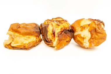 Elma, Reineta türünden, kızartma makinesinde kızartılmış.