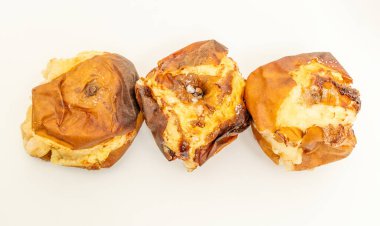 Elma, Reineta türünden, kızartma makinesinde kızartılmış.